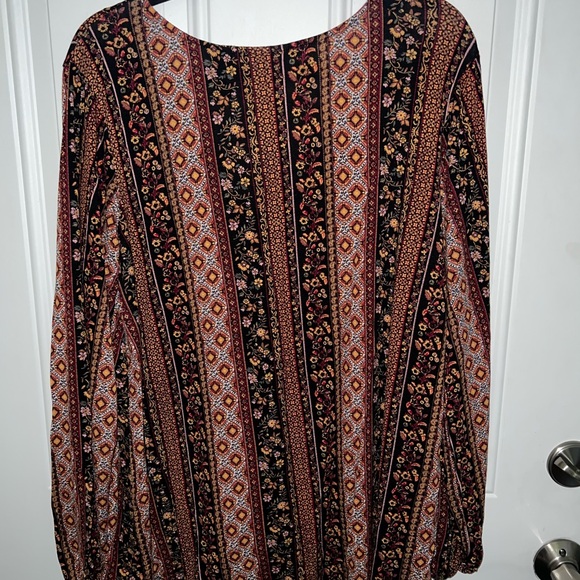 Daytrip Multicolor Patterned Top (missing button) - Picture 4 of 4